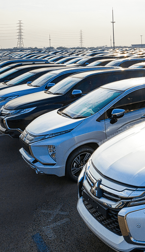 Parc automobile – rangées de véhicules au lever du soleil